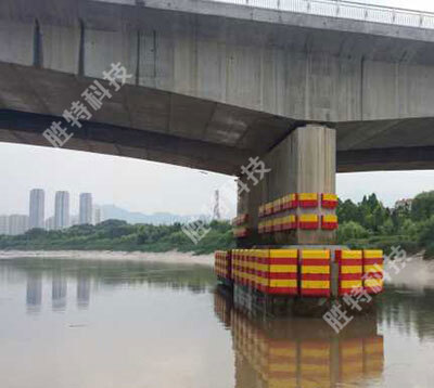 固定式復(fù)合材料橋梁防撞設(shè)施安裝完一個(gè)橋墩