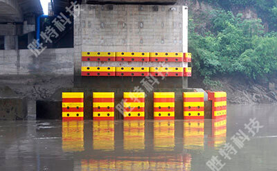 單個(gè)橋墩安裝完固定式復(fù)合材料橋梁防撞設(shè)施的效果圖