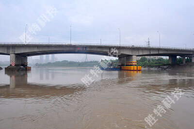 固定式復(fù)合材料橋梁防撞設(shè)施施工完成后的整體效果圖